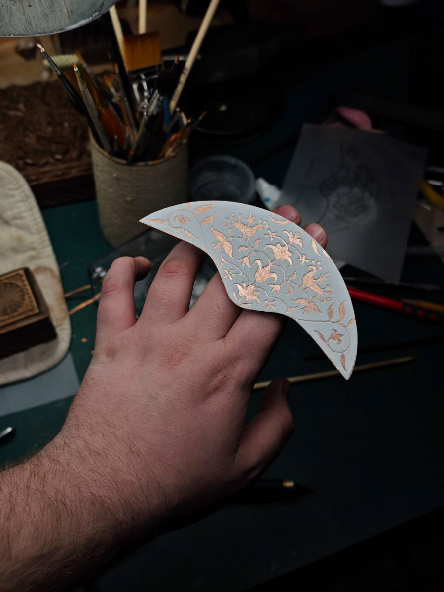 Сразу два творца из нашего региона в этом году принимают участие в масштабной выставке современного русского искусства «СВОЯСИ». Свои произведения в Государственном историческом музее в числе прочих 79 мастеров представили ювелир из Мурома Семен Старов и керамист из Владимира Елизавета Комарова. Рассмотрим их работы поближе!