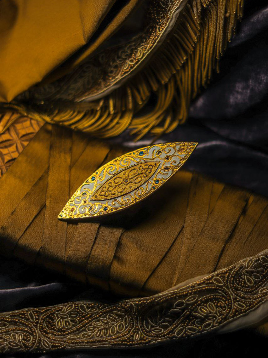 Сразу два творца из нашего региона в этом году принимают участие в масштабной выставке современного русского искусства «СВОЯСИ». Свои произведения в Государственном историческом музее в числе прочих 79 мастеров представили ювелир из Мурома Семен Старов и керамист из Владимира Елизавета Комарова. Рассмотрим их работы поближе!