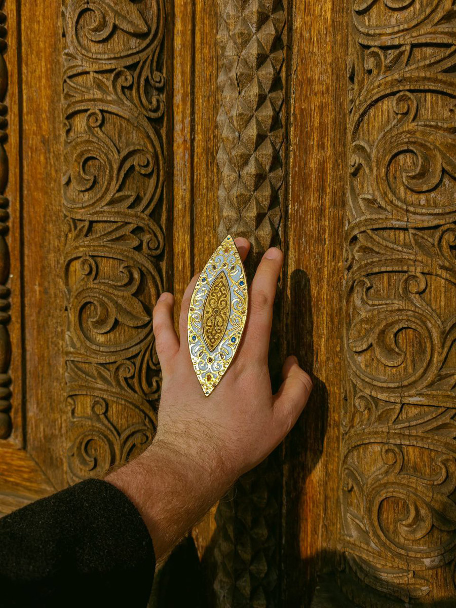 Сразу два творца из нашего региона в этом году принимают участие в масштабной выставке современного русского искусства «СВОЯСИ». Свои произведения в Государственном историческом музее в числе прочих 79 мастеров представили ювелир из Мурома Семен Старов и керамист из Владимира Елизавета Комарова. Рассмотрим их работы поближе!