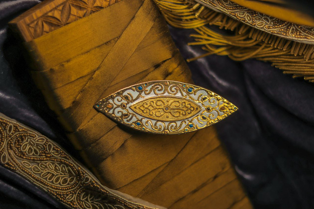 Сразу два творца из нашего региона в этом году принимают участие в масштабной выставке современного русского искусства «СВОЯСИ». Свои произведения в Государственном историческом музее в числе прочих 79 мастеров представили ювелир из Мурома Семен Старов и керамист из Владимира Елизавета Комарова. Рассмотрим их работы поближе!