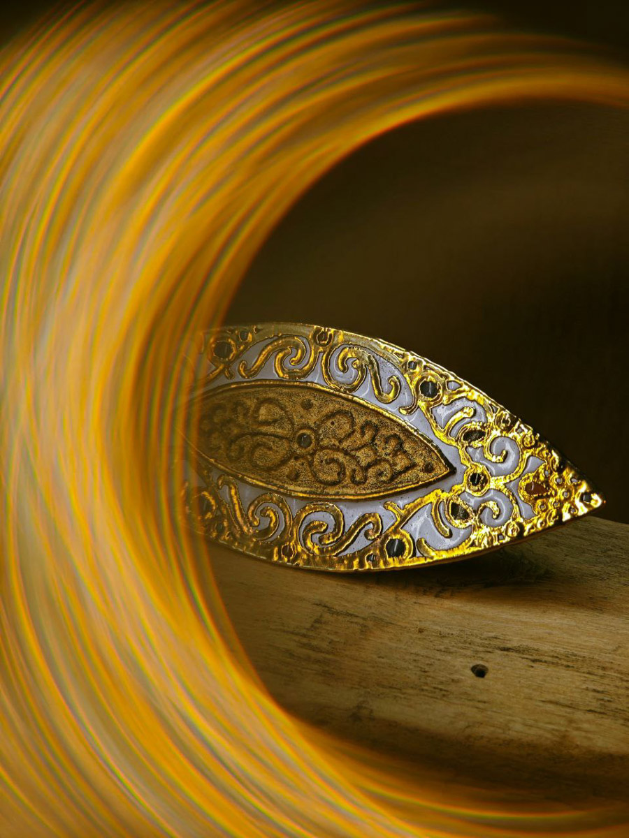 Сразу два творца из нашего региона в этом году принимают участие в масштабной выставке современного русского искусства «СВОЯСИ». Свои произведения в Государственном историческом музее в числе прочих 79 мастеров представили ювелир из Мурома Семен Старов и керамист из Владимира Елизавета Комарова. Рассмотрим их работы поближе!