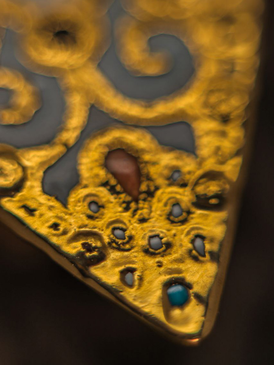 Сразу два творца из нашего региона в этом году принимают участие в масштабной выставке современного русского искусства «СВОЯСИ». Свои произведения в Государственном историческом музее в числе прочих 79 мастеров представили ювелир из Мурома Семен Старов и керамист из Владимира Елизавета Комарова. Рассмотрим их работы поближе!