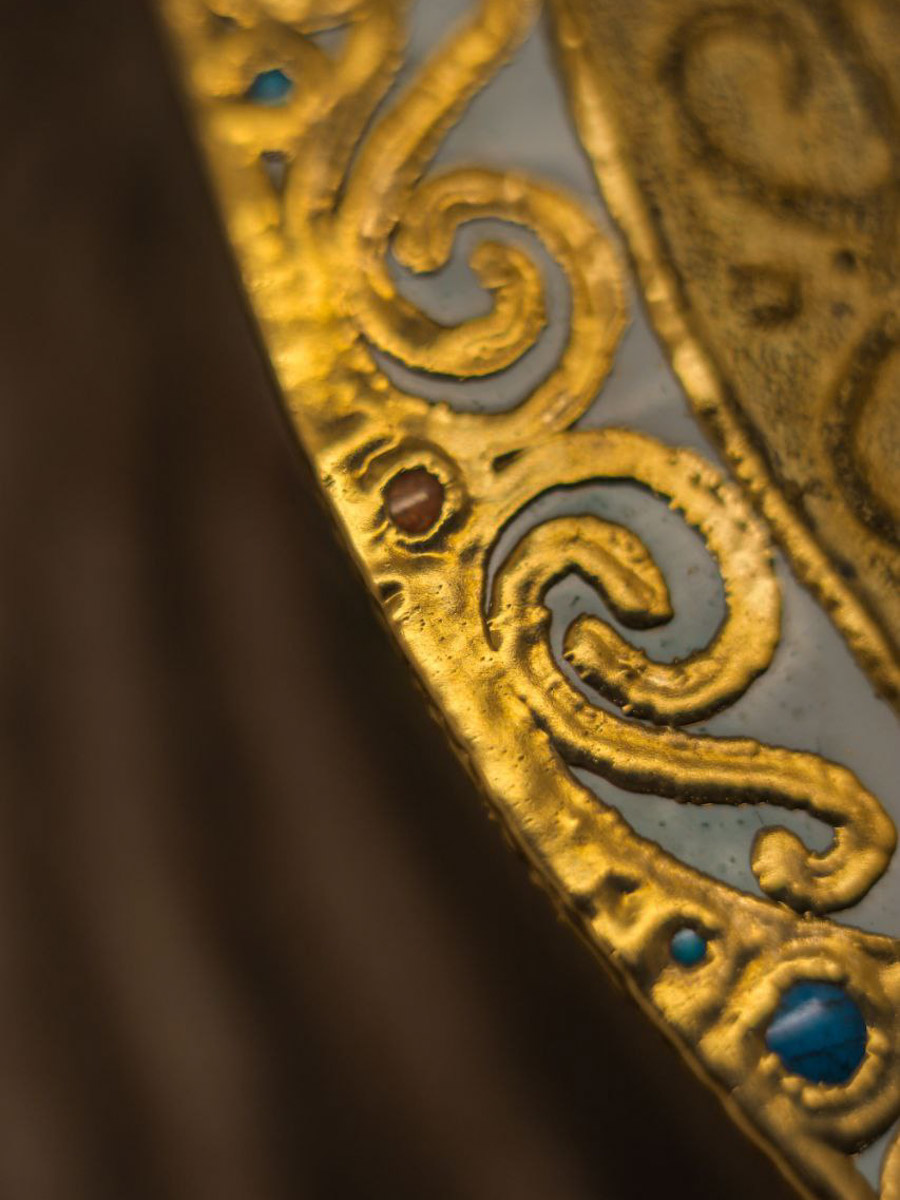 Сразу два творца из нашего региона в этом году принимают участие в масштабной выставке современного русского искусства «СВОЯСИ». Свои произведения в Государственном историческом музее в числе прочих 79 мастеров представили ювелир из Мурома Семен Старов и керамист из Владимира Елизавета Комарова. Рассмотрим их работы поближе!