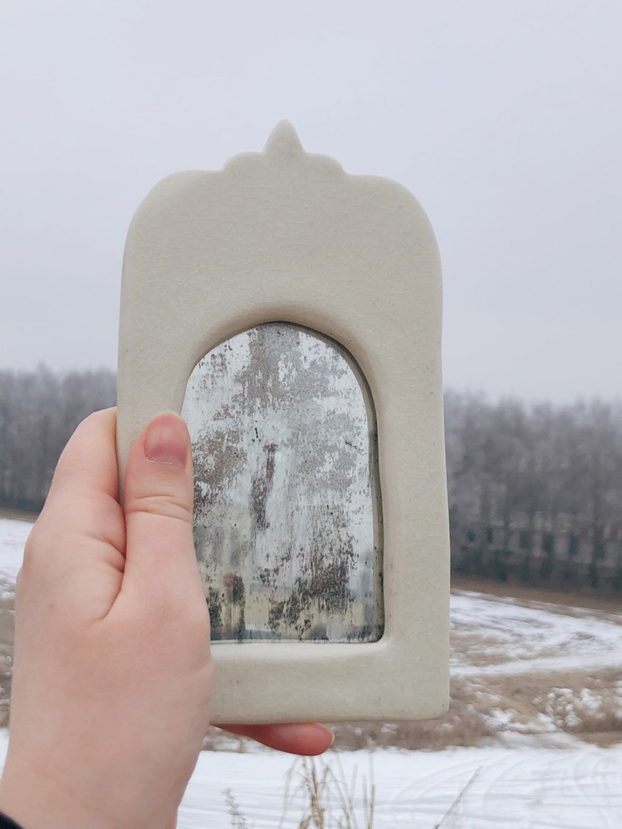 Сразу два творца из нашего региона в этом году принимают участие в масштабной выставке современного русского искусства «СВОЯСИ». Свои произведения в Государственном историческом музее в числе прочих 79 мастеров представили ювелир из Мурома Семен Старов и керамист из Владимира Елизавета Комарова. Рассмотрим их работы поближе!