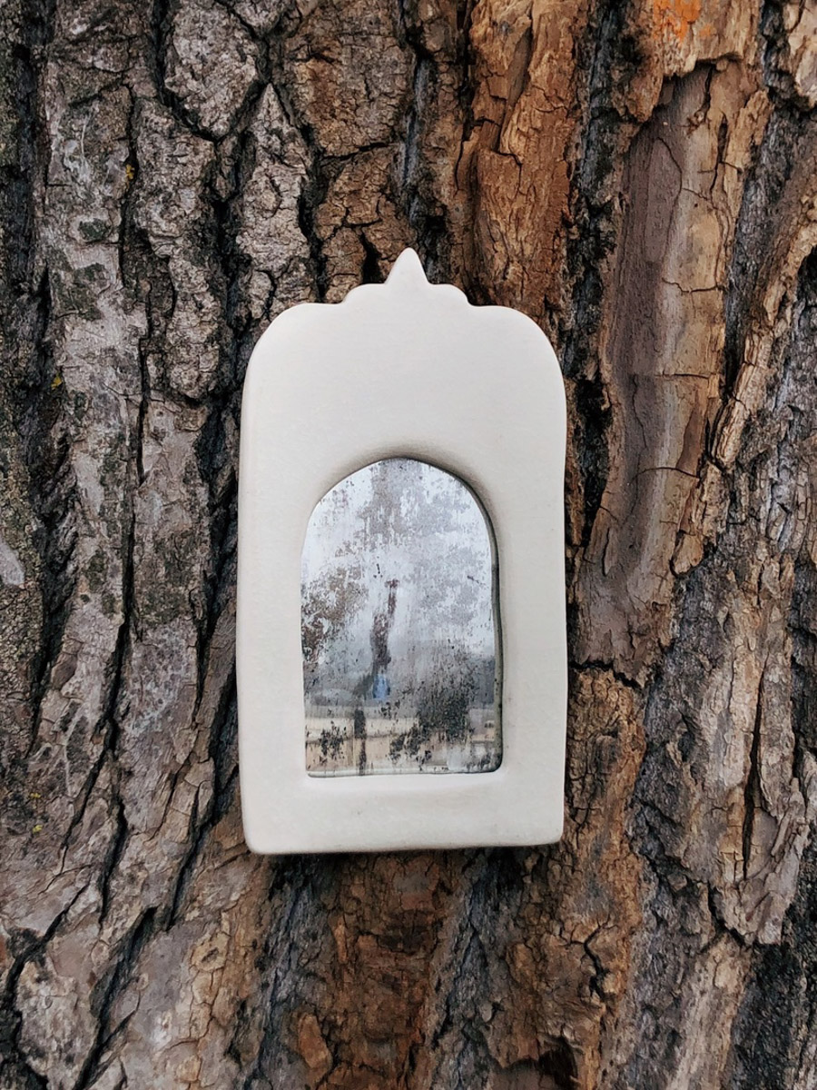 Сразу два творца из нашего региона в этом году принимают участие в масштабной выставке современного русского искусства «СВОЯСИ». Свои произведения в Государственном историческом музее в числе прочих 79 мастеров представили ювелир из Мурома Семен Старов и керамист из Владимира Елизавета Комарова. Рассмотрим их работы поближе!