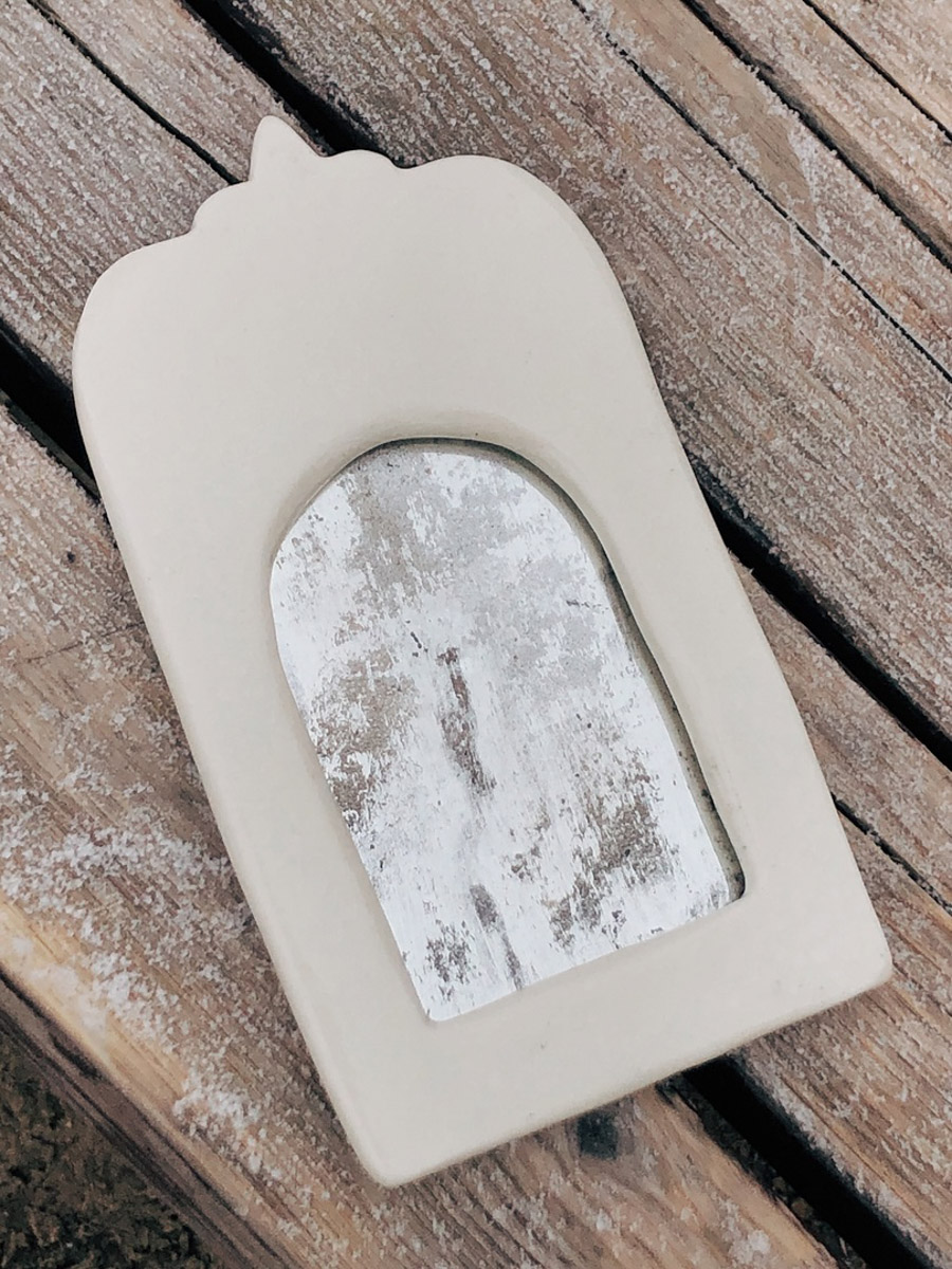 Сразу два творца из нашего региона в этом году принимают участие в масштабной выставке современного русского искусства «СВОЯСИ». Свои произведения в Государственном историческом музее в числе прочих 79 мастеров представили ювелир из Мурома Семен Старов и керамист из Владимира Елизавета Комарова. Рассмотрим их работы поближе!