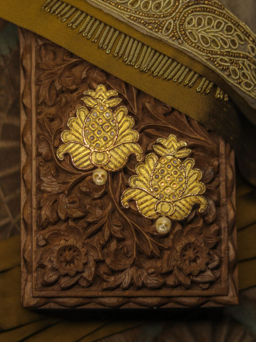 Сразу два творца из нашего региона в этом году принимают участие в масштабной выставке современного русского искусства «СВОЯСИ». Свои произведения в Государственном историческом музее в числе прочих 79 мастеров представили ювелир из Мурома Семен Старов и керамист из Владимира Елизавета Комарова. Рассмотрим их работы поближе!