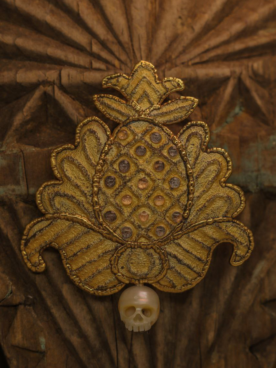 Сразу два творца из нашего региона в этом году принимают участие в масштабной выставке современного русского искусства «СВОЯСИ». Свои произведения в Государственном историческом музее в числе прочих 79 мастеров представили ювелир из Мурома Семен Старов и керамист из Владимира Елизавета Комарова. Рассмотрим их работы поближе!