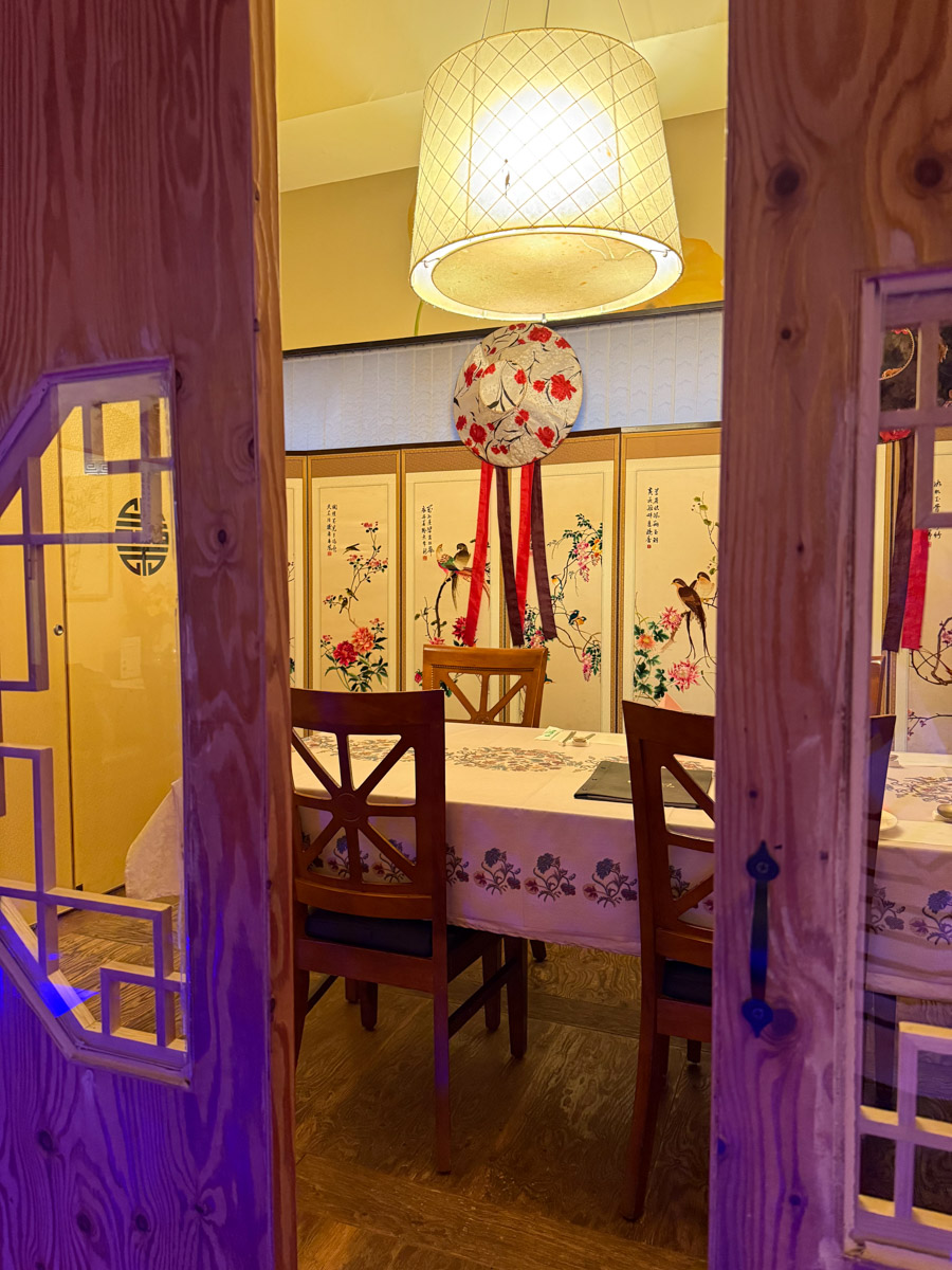 К-поп и К-бьюти — два безусловных глобальных тренда. Корейская поп-музыка в последние годы легко шагает по мировым чартам. Еще раньше повсеместное признание получила корейская индустрия красоты. Эксперты утверждают: она лет на 10 опережает весь остальной мир. На днях из Сеула вернулась Наталья Васькова, эксперт в косметологии и владелица Института красоты BABOR во Владимире. В столице Южной Кореи она была с рабочим визитом, привезла море впечатлений и, конечно, новые знания об инновационном аппарате OLIGIO.