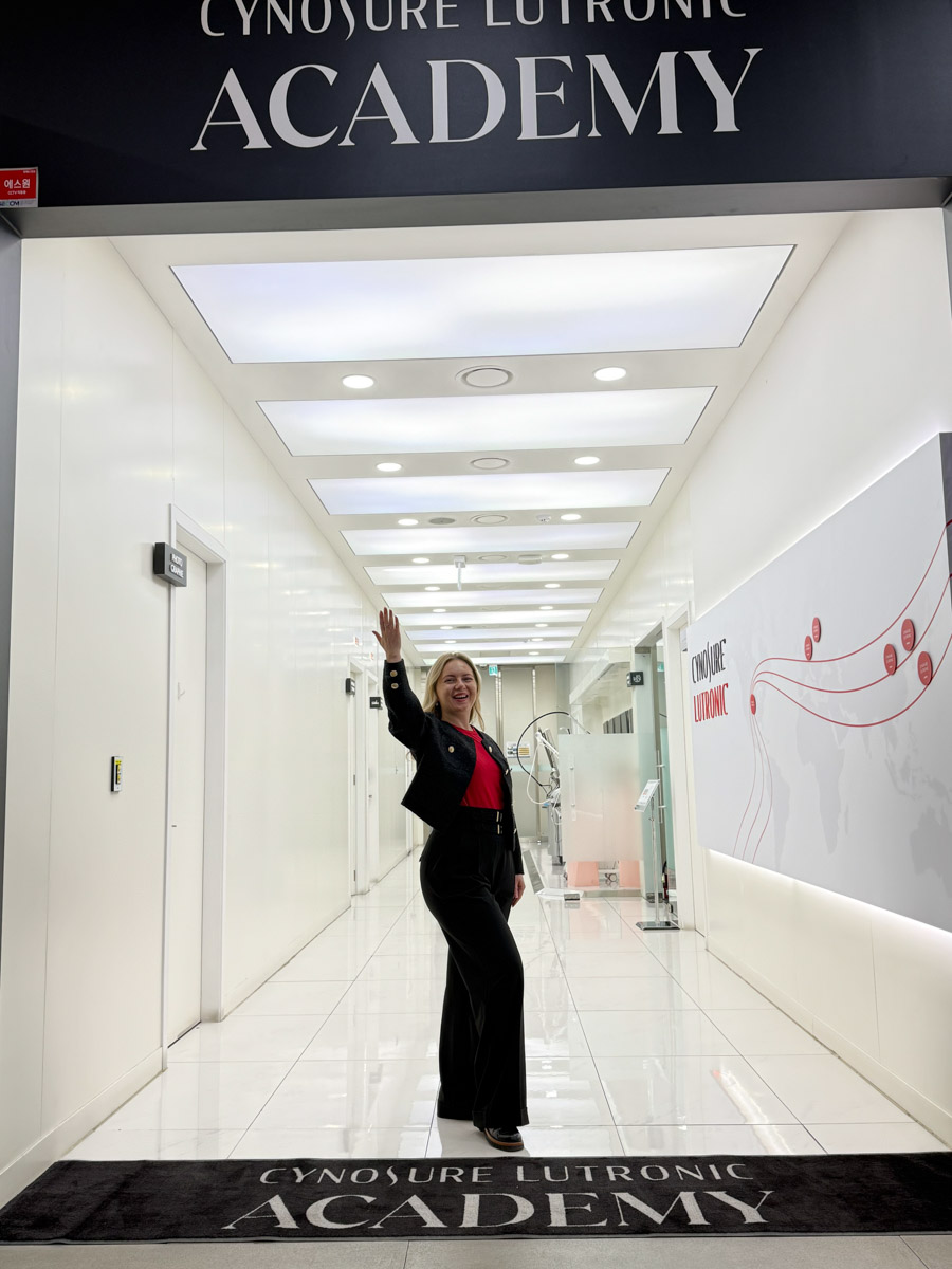 К-поп и К-бьюти — два безусловных глобальных тренда. Корейская поп-музыка в последние годы легко шагает по мировым чартам. Еще раньше повсеместное признание получила корейская индустрия красоты. Эксперты утверждают: она лет на 10 опережает весь остальной мир. На днях из Сеула вернулась Наталья Васькова, эксперт в косметологии и владелица Института красоты BABOR во Владимире. В столице Южной Кореи она была с рабочим визитом, привезла море впечатлений и, конечно, новые знания об инновационном аппарате OLIGIO.