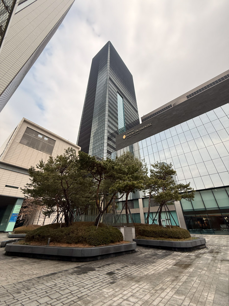 К-поп и К-бьюти — два безусловных глобальных тренда. Корейская поп-музыка в последние годы легко шагает по мировым чартам. Еще раньше повсеместное признание получила корейская индустрия красоты. Эксперты утверждают: она лет на 10 опережает весь остальной мир. На днях из Сеула вернулась Наталья Васькова, эксперт в косметологии и владелица Института красоты BABOR во Владимире. В столице Южной Кореи она была с рабочим визитом, привезла море впечатлений и, конечно, новые знания об инновационном аппарате OLIGIO.