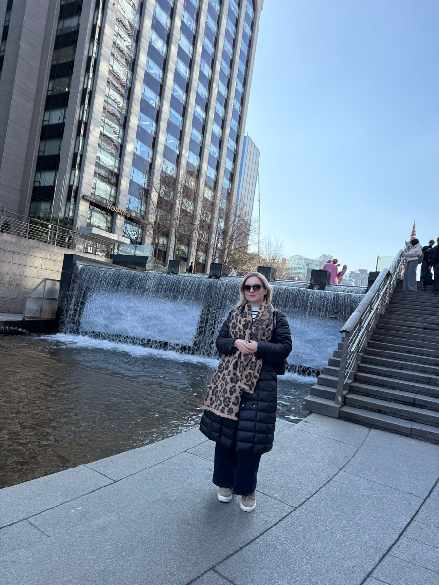 К-поп и К-бьюти — два безусловных глобальных тренда. Корейская поп-музыка в последние годы легко шагает по мировым чартам. Еще раньше повсеместное признание получила корейская индустрия красоты. Эксперты утверждают: она лет на 10 опережает весь остальной мир. На днях из Сеула вернулась Наталья Васькова, эксперт в косметологии и владелица Института красоты BABOR во Владимире. В столице Южной Кореи она была с рабочим визитом, привезла море впечатлений и, конечно, новые знания об инновационном аппарате OLIGIO.