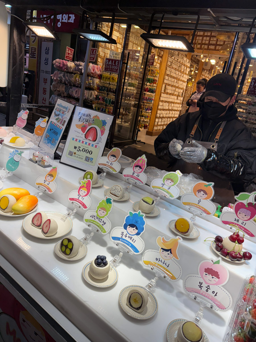 К-поп и К-бьюти — два безусловных глобальных тренда. Корейская поп-музыка в последние годы легко шагает по мировым чартам. Еще раньше повсеместное признание получила корейская индустрия красоты. Эксперты утверждают: она лет на 10 опережает весь остальной мир. На днях из Сеула вернулась Наталья Васькова, эксперт в косметологии и владелица Института красоты BABOR во Владимире. В столице Южной Кореи она была с рабочим визитом, привезла море впечатлений и, конечно, новые знания об инновационном аппарате OLIGIO.