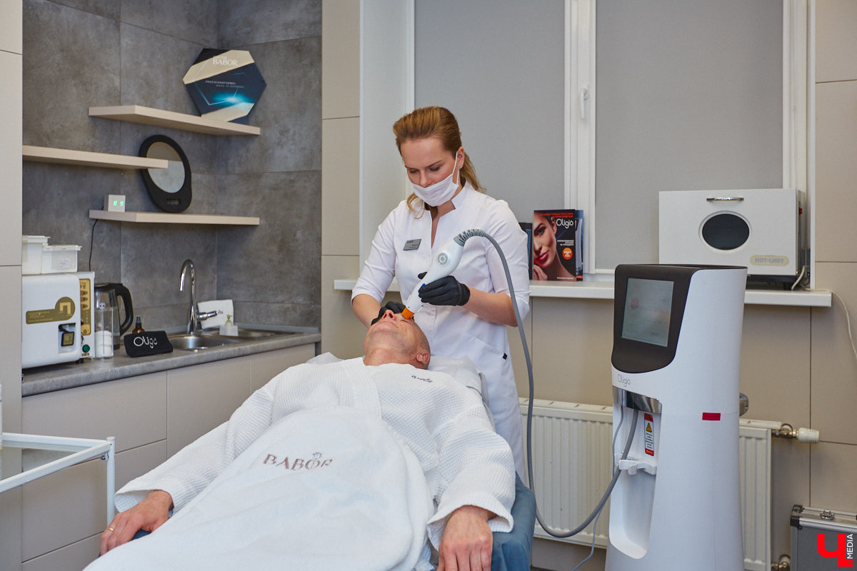 К-поп и К-бьюти — два безусловных глобальных тренда. Корейская поп-музыка в последние годы легко шагает по мировым чартам. Еще раньше повсеместное признание получила корейская индустрия красоты. Эксперты утверждают: она лет на 10 опережает весь остальной мир. На днях из Сеула вернулась Наталья Васькова, эксперт в косметологии и владелица Института красоты BABOR во Владимире. В столице Южной Кореи она была с рабочим визитом, привезла море впечатлений и, конечно, новые знания об инновационном аппарате OLIGIO.