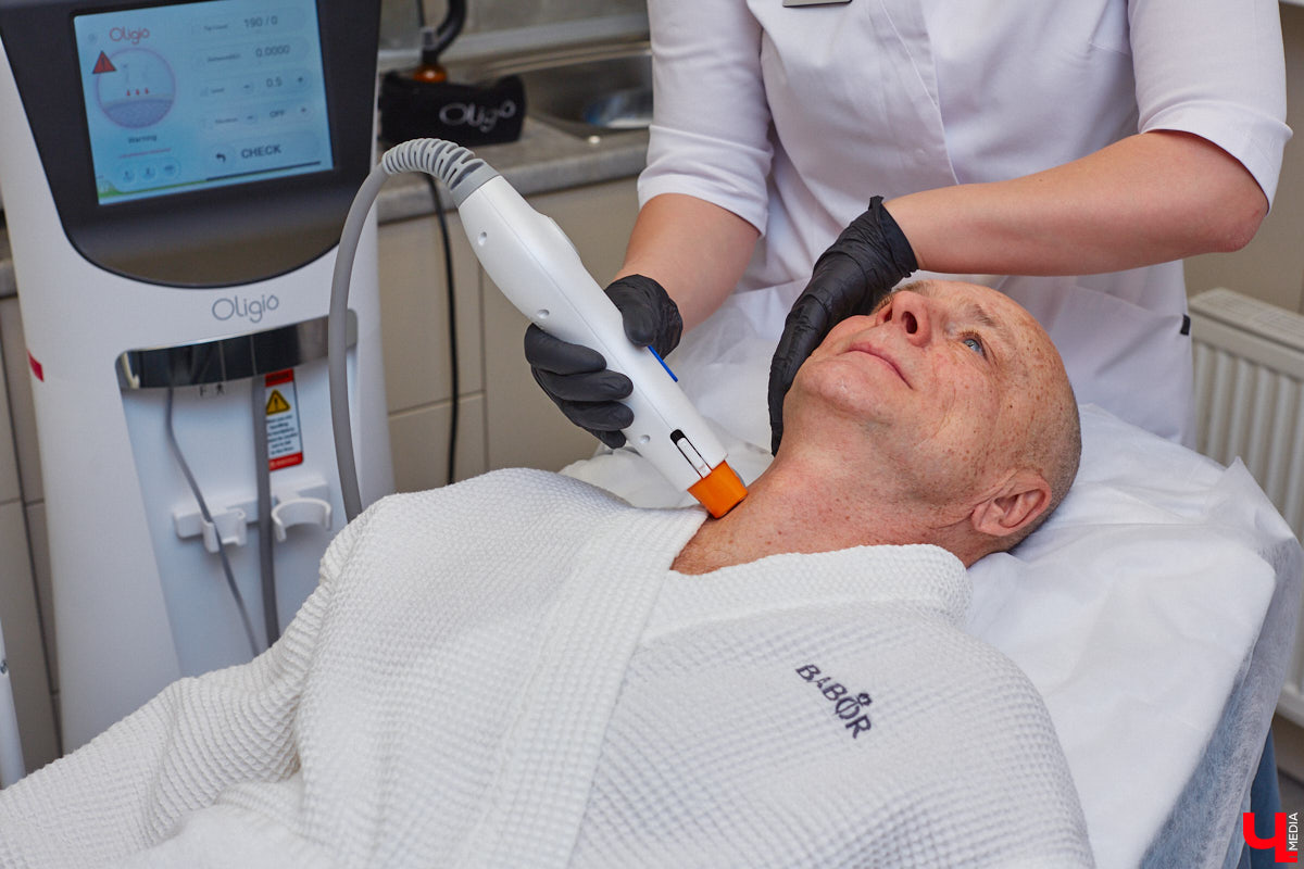 К-поп и К-бьюти — два безусловных глобальных тренда. Корейская поп-музыка в последние годы легко шагает по мировым чартам. Еще раньше повсеместное признание получила корейская индустрия красоты. Эксперты утверждают: она лет на 10 опережает весь остальной мир. На днях из Сеула вернулась Наталья Васькова, эксперт в косметологии и владелица Института красоты BABOR во Владимире. В столице Южной Кореи она была с рабочим визитом, привезла море впечатлений и, конечно, новые знания об инновационном аппарате OLIGIO.