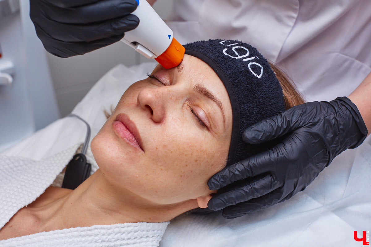 К-поп и К-бьюти — два безусловных глобальных тренда. Корейская поп-музыка в последние годы легко шагает по мировым чартам. Еще раньше повсеместное признание получила корейская индустрия красоты. Эксперты утверждают: она лет на 10 опережает весь остальной мир. На днях из Сеула вернулась Наталья Васькова, эксперт в косметологии и владелица Института красоты BABOR во Владимире. В столице Южной Кореи она была с рабочим визитом, привезла море впечатлений и, конечно, новые знания об инновационном аппарате OLIGIO.