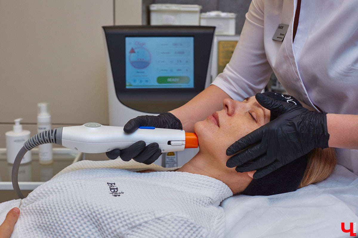 К-поп и К-бьюти — два безусловных глобальных тренда. Корейская поп-музыка в последние годы легко шагает по мировым чартам. Еще раньше повсеместное признание получила корейская индустрия красоты. Эксперты утверждают: она лет на 10 опережает весь остальной мир. На днях из Сеула вернулась Наталья Васькова, эксперт в косметологии и владелица Института красоты BABOR во Владимире. В столице Южной Кореи она была с рабочим визитом, привезла море впечатлений и, конечно, новые знания об инновационном аппарате OLIGIO.