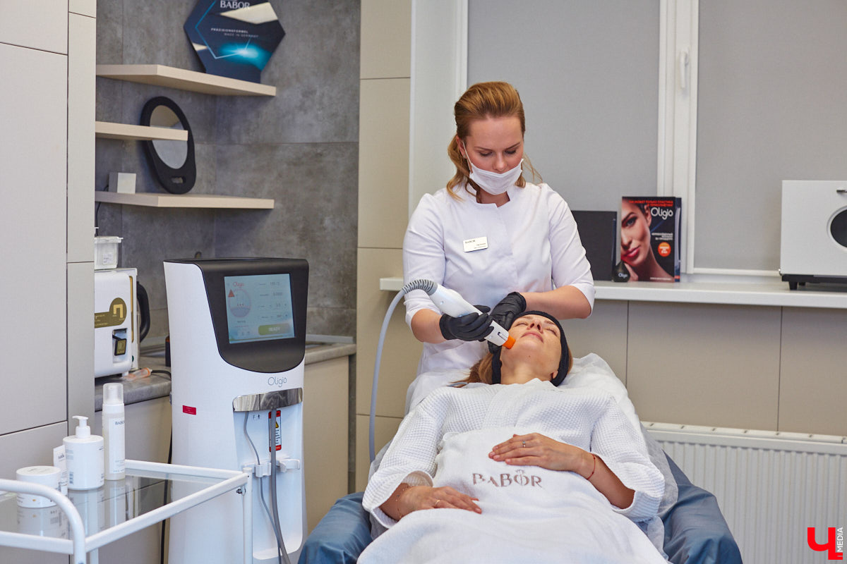 К-поп и К-бьюти — два безусловных глобальных тренда. Корейская поп-музыка в последние годы легко шагает по мировым чартам. Еще раньше повсеместное признание получила корейская индустрия красоты. Эксперты утверждают: она лет на 10 опережает весь остальной мир. На днях из Сеула вернулась Наталья Васькова, эксперт в косметологии и владелица Института красоты BABOR во Владимире. В столице Южной Кореи она была с рабочим визитом, привезла море впечатлений и, конечно, новые знания об инновационном аппарате OLIGIO.