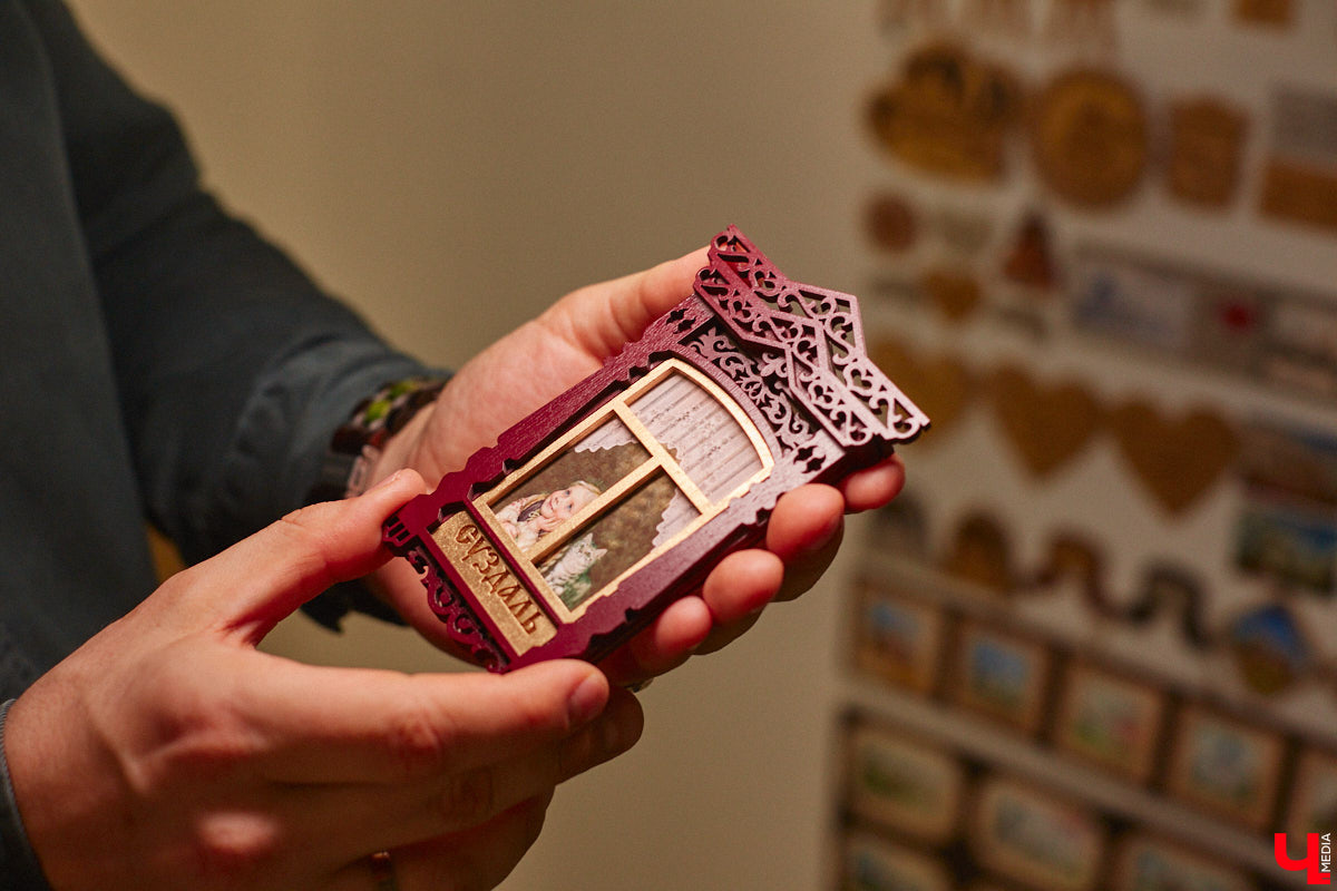 Григорий Кузьмин отметился в Книге рекордов России с коллекцией магнитов, связанных с Суздалем. Их у него больше тысячи! Мужчина собрал их вместе с коллегами к тысячелетию древнего города. И это мировое достижение, которое зафиксировано официально.