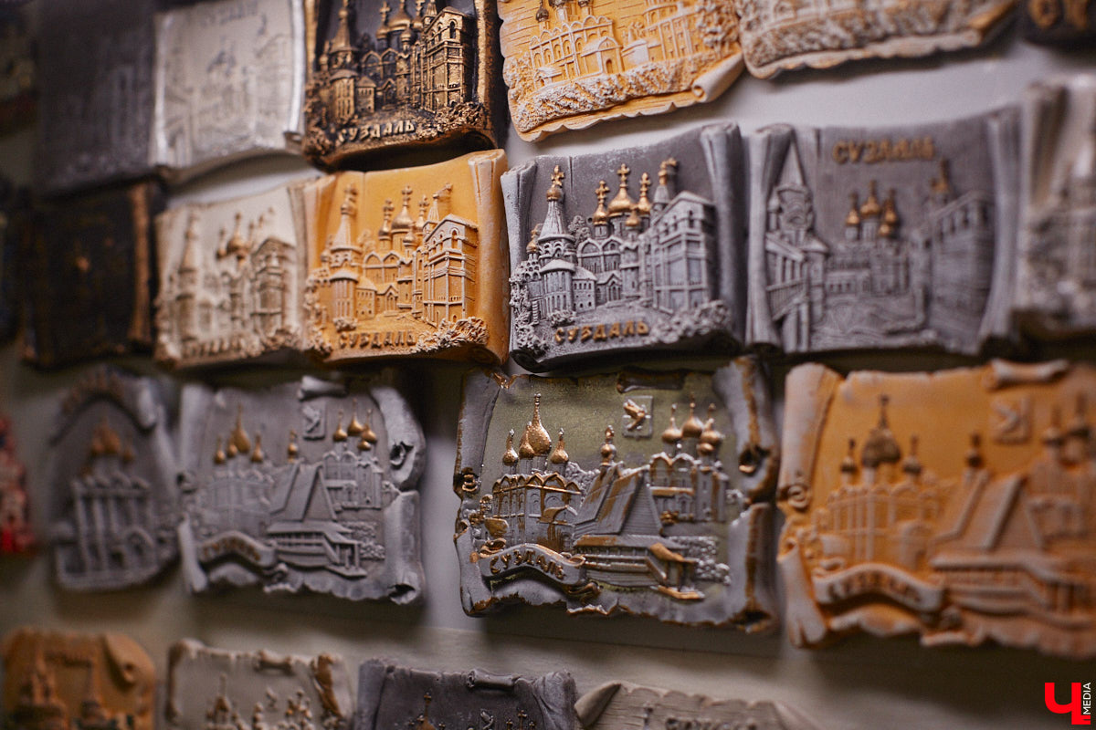 Григорий Кузьмин отметился в Книге рекордов России с коллекцией магнитов, связанных с Суздалем. Их у него больше тысячи! Мужчина собрал их вместе с коллегами к тысячелетию древнего города. И это мировое достижение, которое зафиксировано официально.