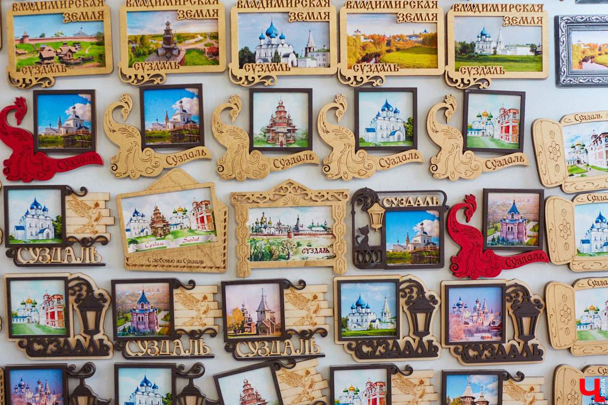 Григорий Кузьмин отметился в Книге рекордов России с коллекцией магнитов, связанных с Суздалем. Их у него больше тысячи! Мужчина собрал их вместе с коллегами к тысячелетию древнего города. И это мировое достижение, которое зафиксировано официально.