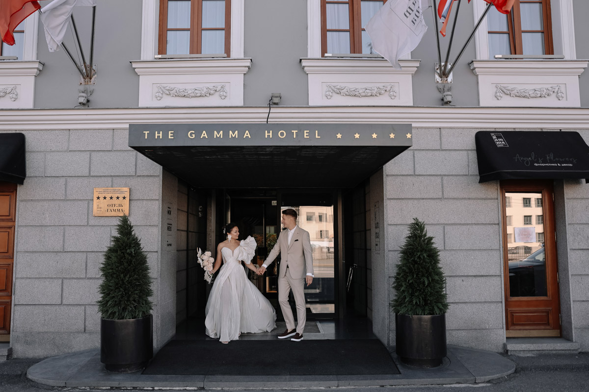 Каждой невесте хочется сиять, и прекрасным героиням нашего обзора это удалось на сто процентов. В преддверии активного свадебного сезона «Ключ-Медиа» собрал самые экстравагантные платья владимирских красавиц, начиная от космических и заканчивая поистине королевскими!