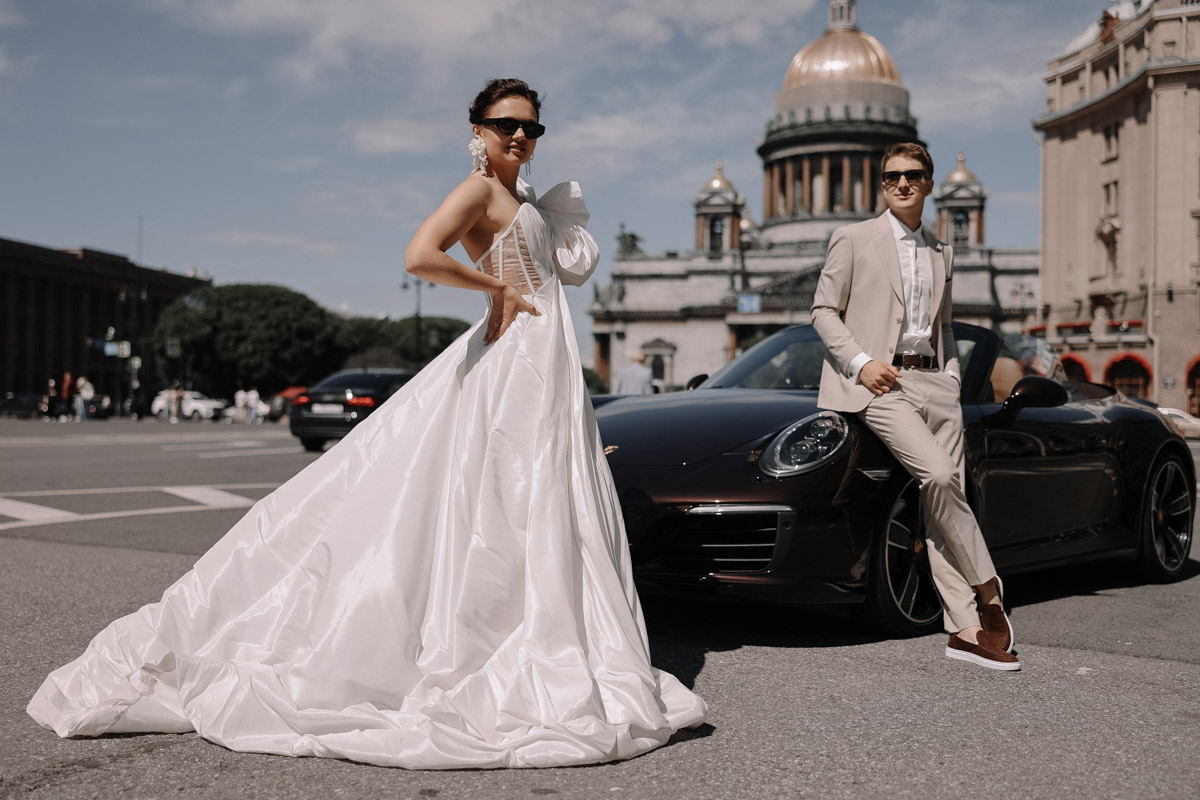 Каждой невесте хочется сиять, и прекрасным героиням нашего обзора это удалось на сто процентов. В преддверии активного свадебного сезона «Ключ-Медиа» собрал самые экстравагантные платья владимирских красавиц, начиная от космических и заканчивая поистине королевскими!