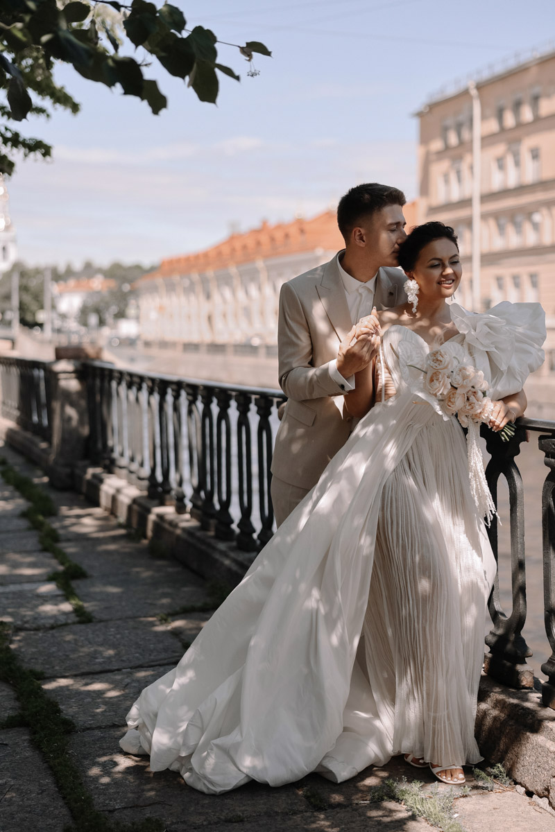 Каждой невесте хочется сиять, и прекрасным героиням нашего обзора это удалось на сто процентов. В преддверии активного свадебного сезона «Ключ-Медиа» собрал самые экстравагантные платья владимирских красавиц, начиная от космических и заканчивая поистине королевскими!