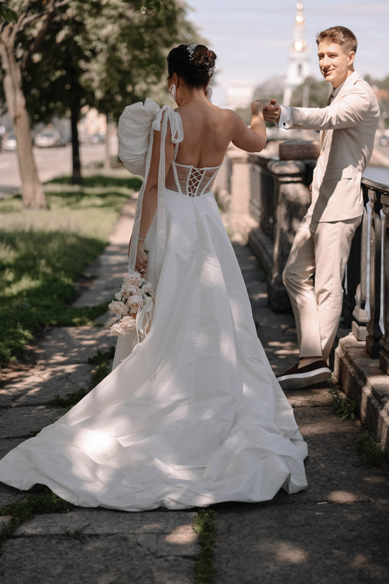 Каждой невесте хочется сиять, и прекрасным героиням нашего обзора это удалось на сто процентов. В преддверии активного свадебного сезона «Ключ-Медиа» собрал самые экстравагантные платья владимирских красавиц, начиная от космических и заканчивая поистине королевскими!