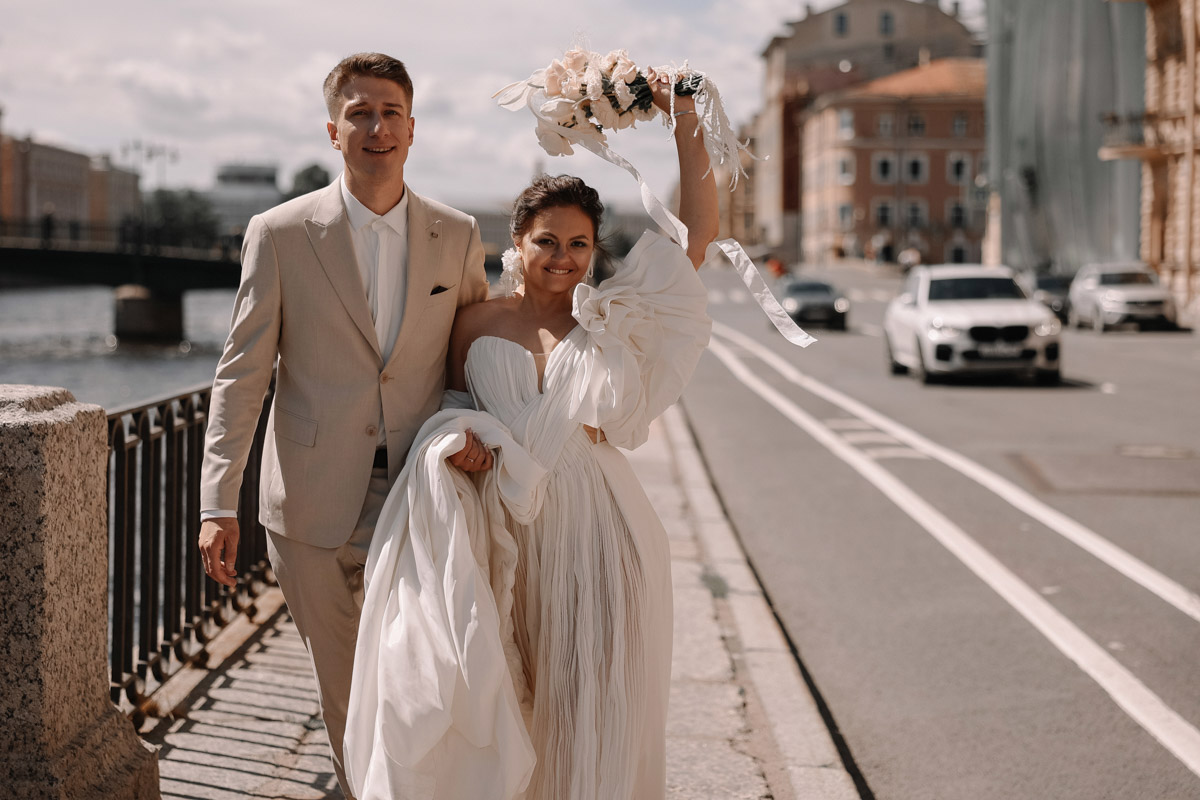 Каждой невесте хочется сиять, и прекрасным героиням нашего обзора это удалось на сто процентов. В преддверии активного свадебного сезона «Ключ-Медиа» собрал самые экстравагантные платья владимирских красавиц, начиная от космических и заканчивая поистине королевскими!