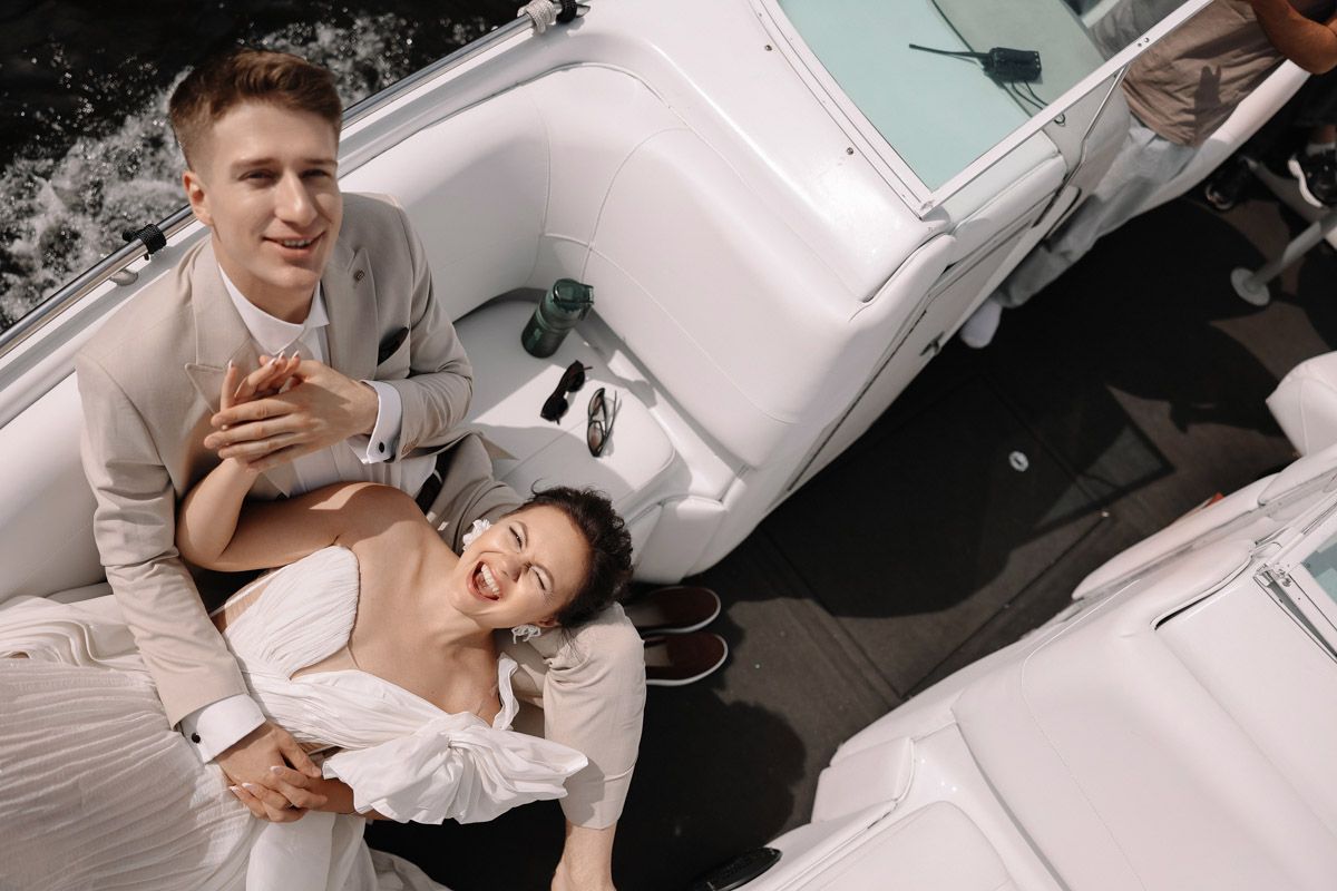 Каждой невесте хочется сиять, и прекрасным героиням нашего обзора это удалось на сто процентов. В преддверии активного свадебного сезона «Ключ-Медиа» собрал самые экстравагантные платья владимирских красавиц, начиная от космических и заканчивая поистине королевскими!