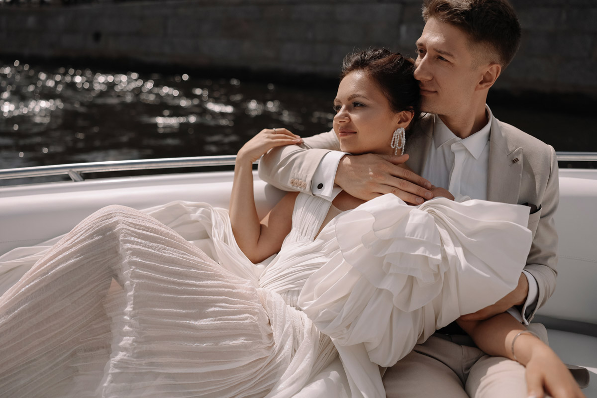 Каждой невесте хочется сиять, и прекрасным героиням нашего обзора это удалось на сто процентов. В преддверии активного свадебного сезона «Ключ-Медиа» собрал самые экстравагантные платья владимирских красавиц, начиная от космических и заканчивая поистине королевскими!