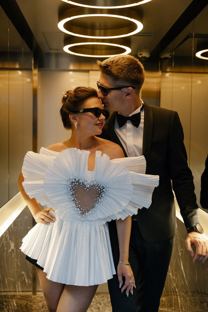 Каждой невесте хочется сиять, и прекрасным героиням нашего обзора это удалось на сто процентов. В преддверии активного свадебного сезона «Ключ-Медиа» собрал самые экстравагантные платья владимирских красавиц, начиная от космических и заканчивая поистине королевскими!