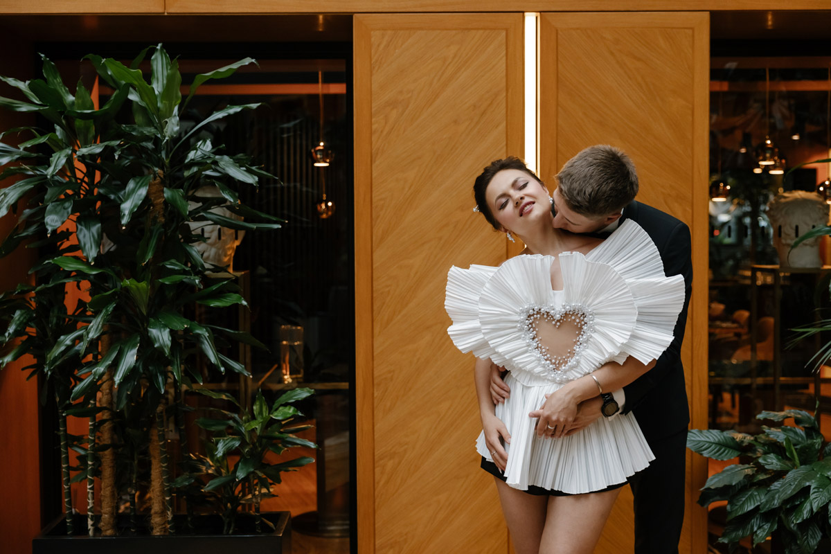 Каждой невесте хочется сиять, и прекрасным героиням нашего обзора это удалось на сто процентов. В преддверии активного свадебного сезона «Ключ-Медиа» собрал самые экстравагантные платья владимирских красавиц, начиная от космических и заканчивая поистине королевскими!