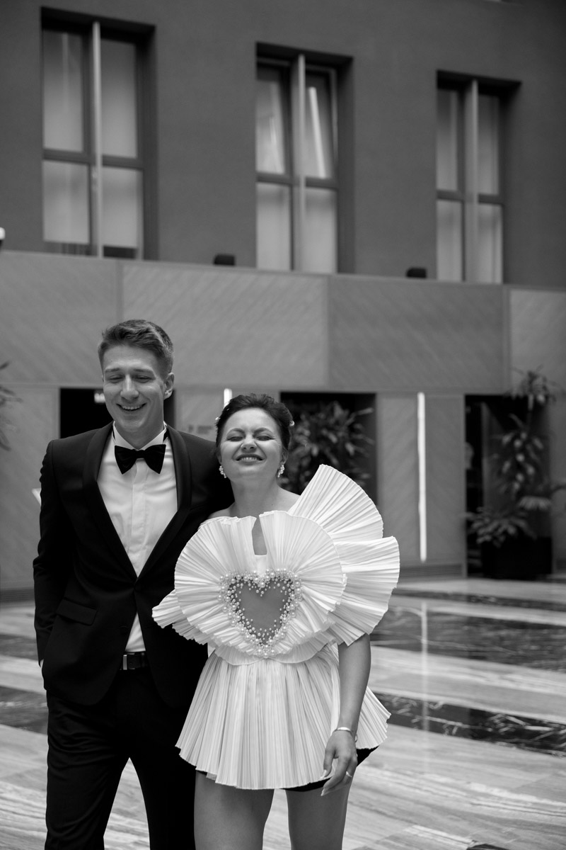 Каждой невесте хочется сиять, и прекрасным героиням нашего обзора это удалось на сто процентов. В преддверии активного свадебного сезона «Ключ-Медиа» собрал самые экстравагантные платья владимирских красавиц, начиная от космических и заканчивая поистине королевскими!