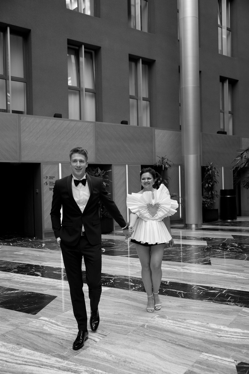 Каждой невесте хочется сиять, и прекрасным героиням нашего обзора это удалось на сто процентов. В преддверии активного свадебного сезона «Ключ-Медиа» собрал самые экстравагантные платья владимирских красавиц, начиная от космических и заканчивая поистине королевскими!