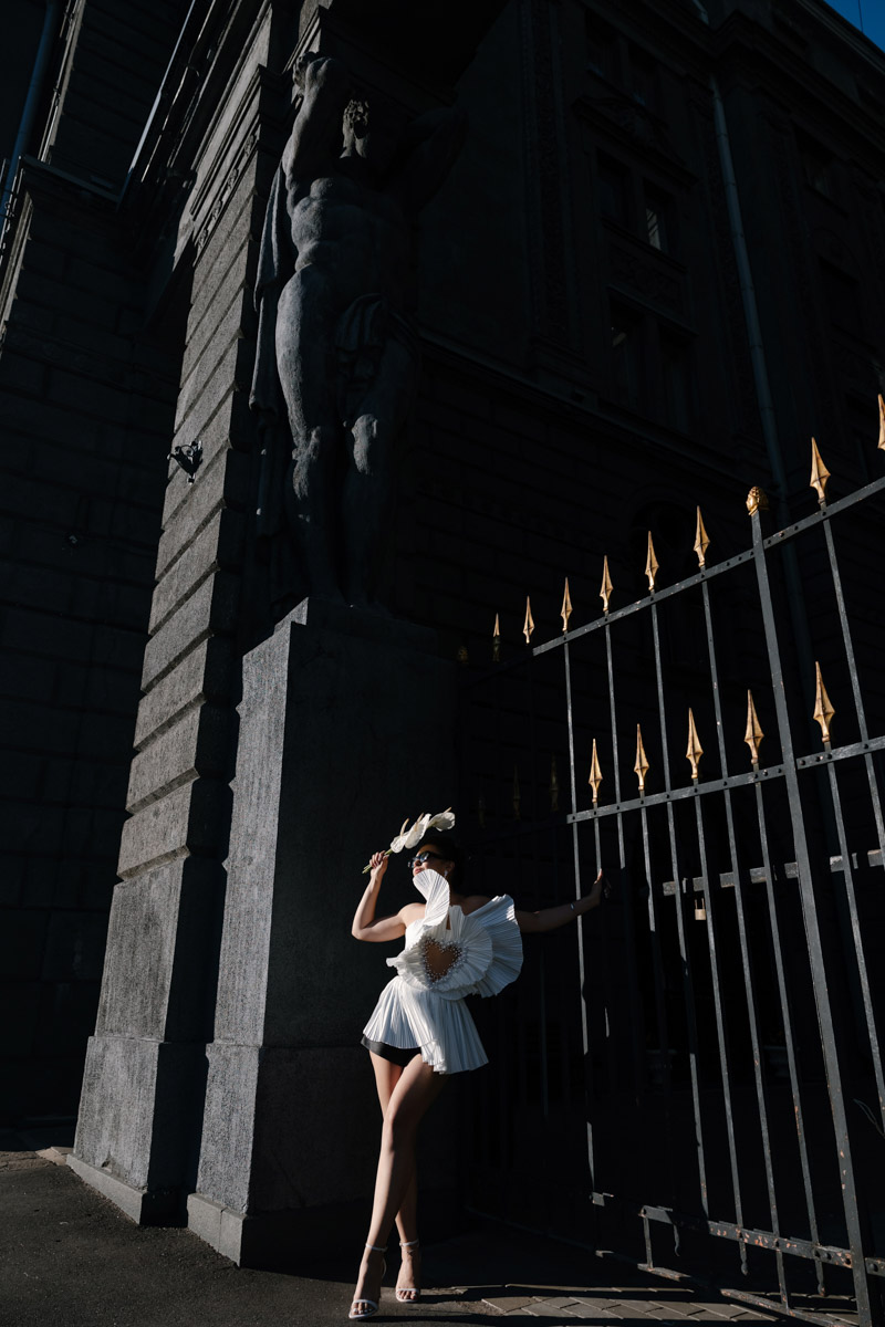 Каждой невесте хочется сиять, и прекрасным героиням нашего обзора это удалось на сто процентов. В преддверии активного свадебного сезона «Ключ-Медиа» собрал самые экстравагантные платья владимирских красавиц, начиная от космических и заканчивая поистине королевскими!