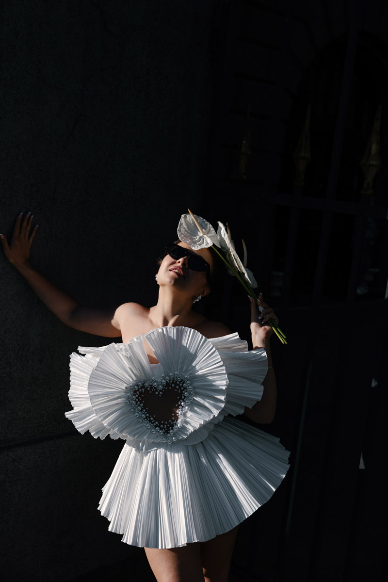 Каждой невесте хочется сиять, и прекрасным героиням нашего обзора это удалось на сто процентов. В преддверии активного свадебного сезона «Ключ-Медиа» собрал самые экстравагантные платья владимирских красавиц, начиная от космических и заканчивая поистине королевскими!