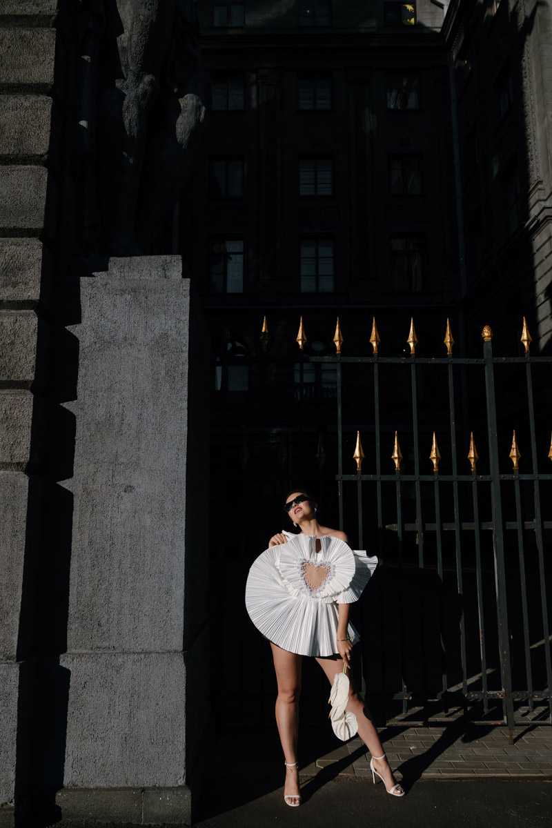 Каждой невесте хочется сиять, и прекрасным героиням нашего обзора это удалось на сто процентов. В преддверии активного свадебного сезона «Ключ-Медиа» собрал самые экстравагантные платья владимирских красавиц, начиная от космических и заканчивая поистине королевскими!