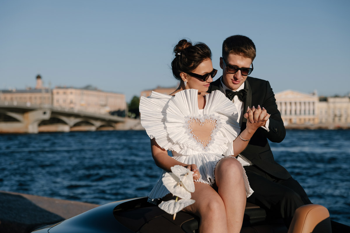 Каждой невесте хочется сиять, и прекрасным героиням нашего обзора это удалось на сто процентов. В преддверии активного свадебного сезона «Ключ-Медиа» собрал самые экстравагантные платья владимирских красавиц, начиная от космических и заканчивая поистине королевскими!