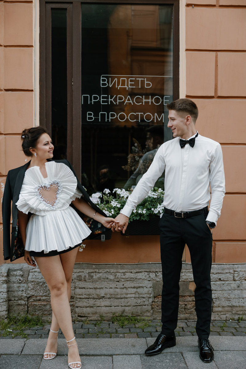 Каждой невесте хочется сиять, и прекрасным героиням нашего обзора это удалось на сто процентов. В преддверии активного свадебного сезона «Ключ-Медиа» собрал самые экстравагантные платья владимирских красавиц, начиная от космических и заканчивая поистине королевскими!