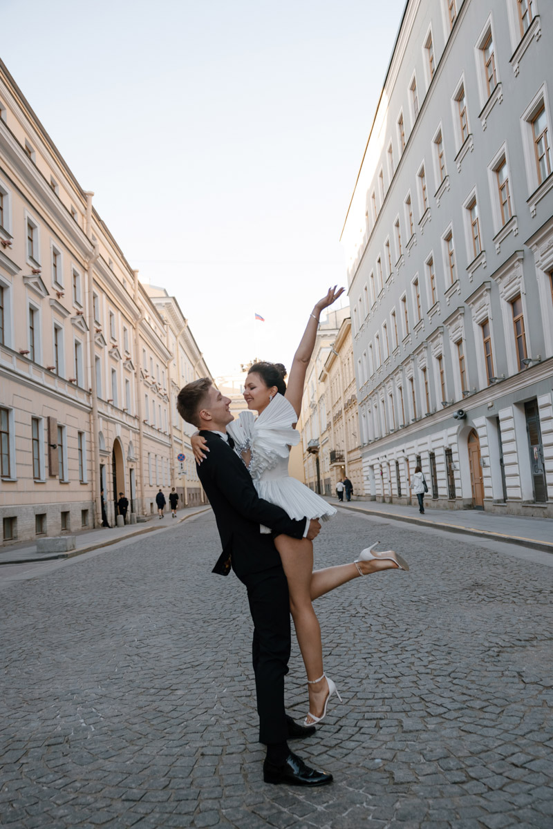 Каждой невесте хочется сиять, и прекрасным героиням нашего обзора это удалось на сто процентов. В преддверии активного свадебного сезона «Ключ-Медиа» собрал самые экстравагантные платья владимирских красавиц, начиная от космических и заканчивая поистине королевскими!