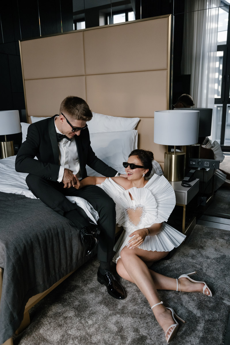 Каждой невесте хочется сиять, и прекрасным героиням нашего обзора это удалось на сто процентов. В преддверии активного свадебного сезона «Ключ-Медиа» собрал самые экстравагантные платья владимирских красавиц, начиная от космических и заканчивая поистине королевскими!