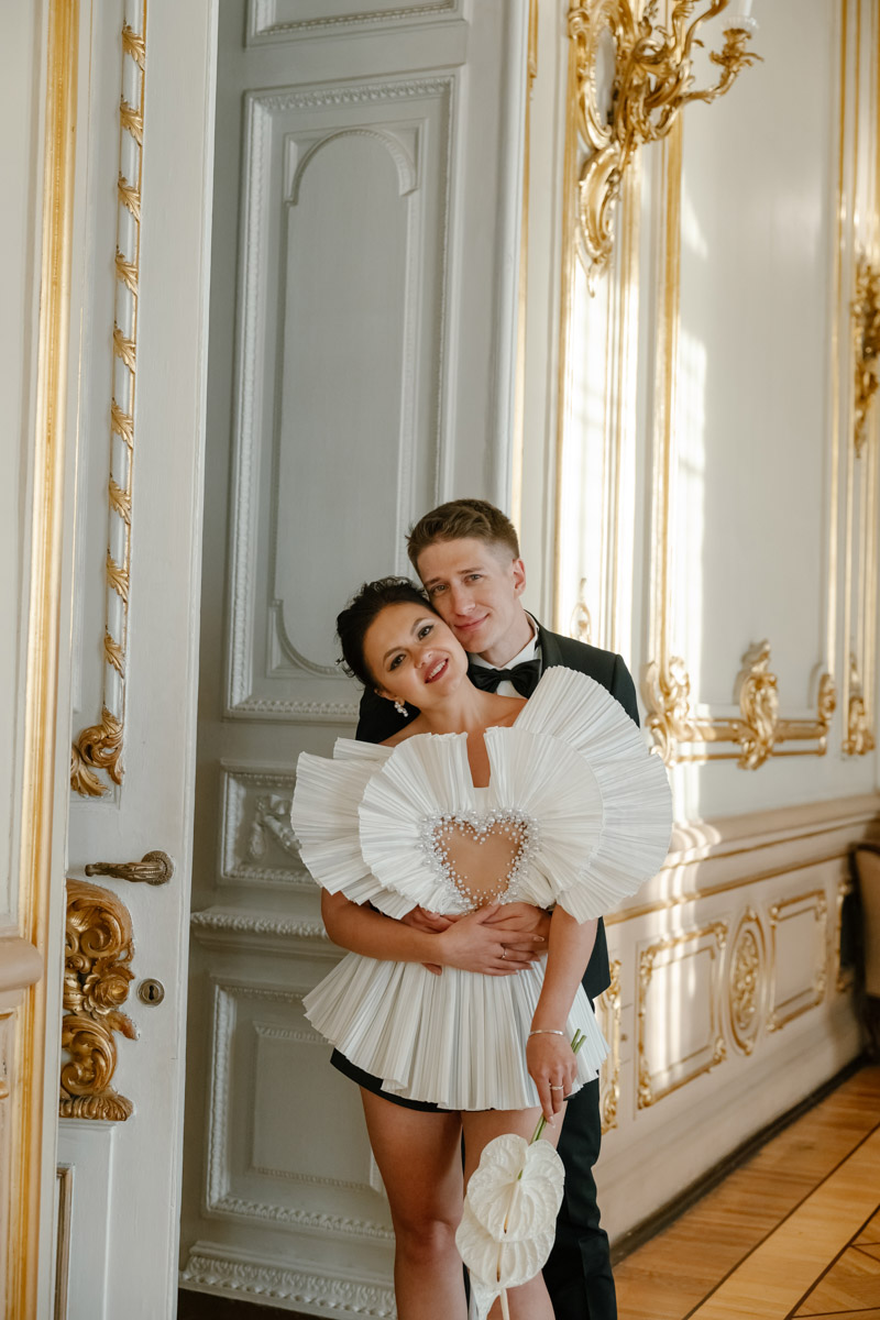 Каждой невесте хочется сиять, и прекрасным героиням нашего обзора это удалось на сто процентов. В преддверии активного свадебного сезона «Ключ-Медиа» собрал самые экстравагантные платья владимирских красавиц, начиная от космических и заканчивая поистине королевскими!