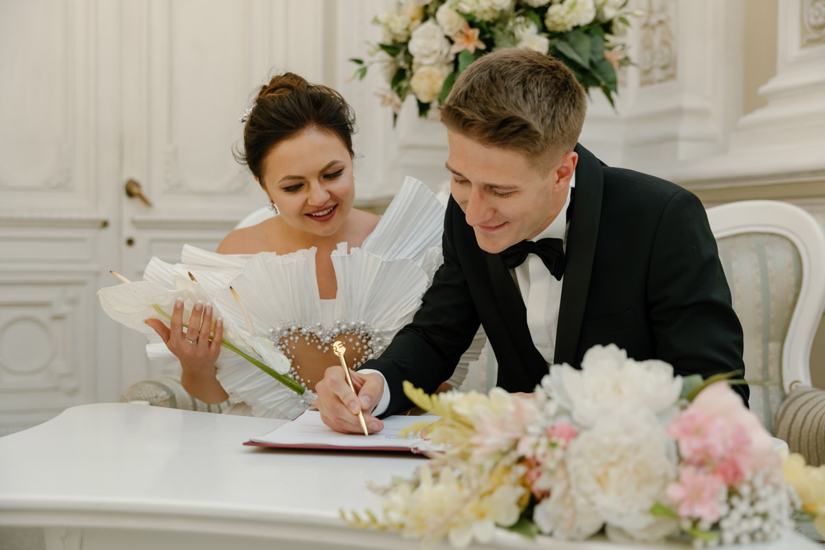 Каждой невесте хочется сиять, и прекрасным героиням нашего обзора это удалось на сто процентов. В преддверии активного свадебного сезона «Ключ-Медиа» собрал самые экстравагантные платья владимирских красавиц, начиная от космических и заканчивая поистине королевскими!