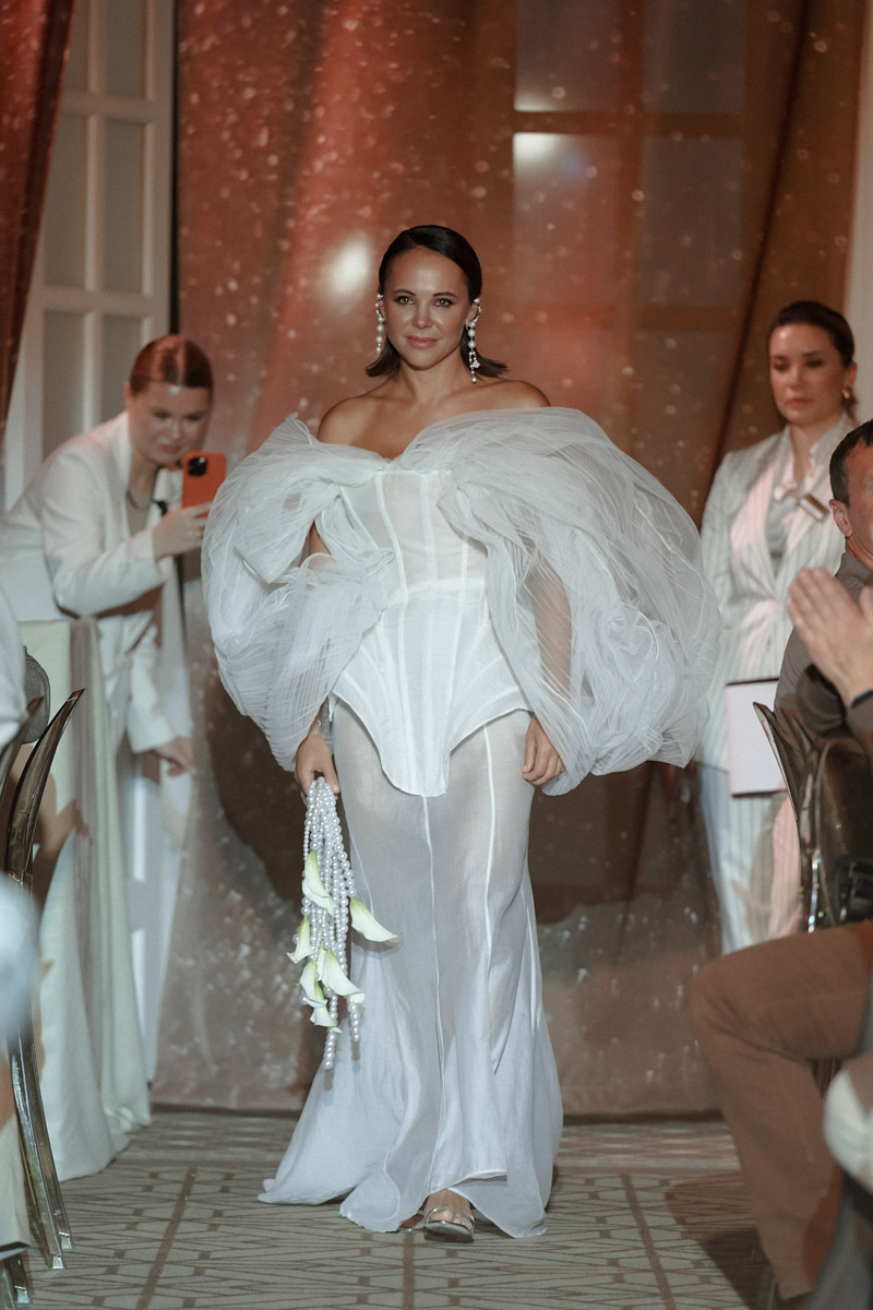 Каждой невесте хочется сиять, и прекрасным героиням нашего обзора это удалось на сто процентов. В преддверии активного свадебного сезона «Ключ-Медиа» собрал самые экстравагантные платья владимирских красавиц, начиная от космических и заканчивая поистине королевскими!