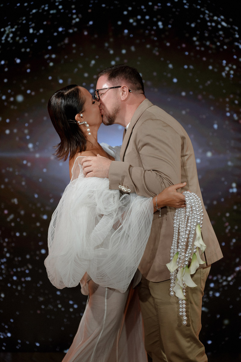 Каждой невесте хочется сиять, и прекрасным героиням нашего обзора это удалось на сто процентов. В преддверии активного свадебного сезона «Ключ-Медиа» собрал самые экстравагантные платья владимирских красавиц, начиная от космических и заканчивая поистине королевскими!