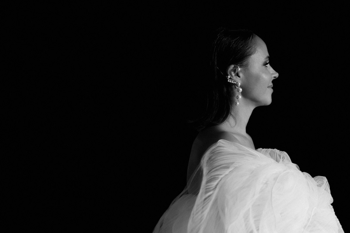 Каждой невесте хочется сиять, и прекрасным героиням нашего обзора это удалось на сто процентов. В преддверии активного свадебного сезона «Ключ-Медиа» собрал самые экстравагантные платья владимирских красавиц, начиная от космических и заканчивая поистине королевскими!