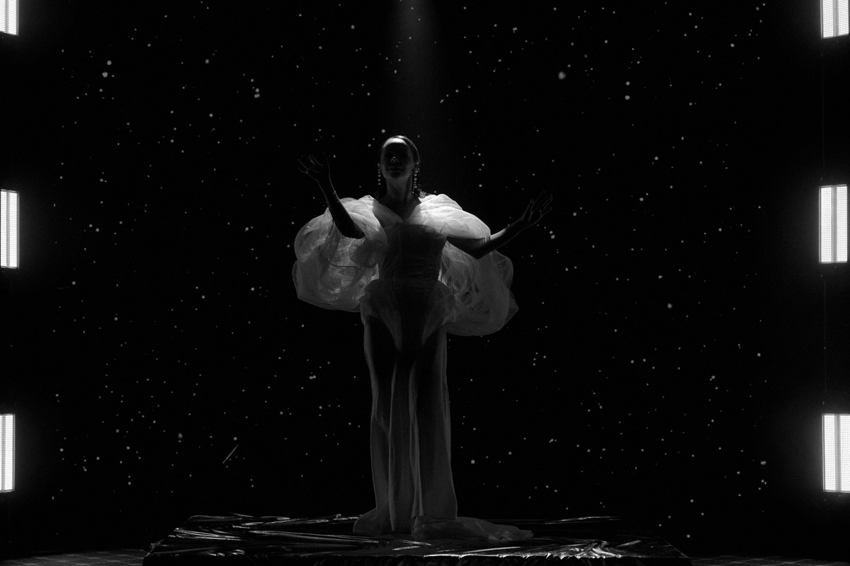 Каждой невесте хочется сиять, и прекрасным героиням нашего обзора это удалось на сто процентов. В преддверии активного свадебного сезона «Ключ-Медиа» собрал самые экстравагантные платья владимирских красавиц, начиная от космических и заканчивая поистине королевскими!