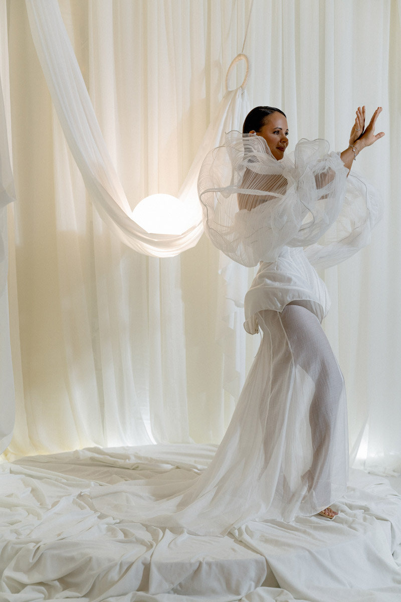 Каждой невесте хочется сиять, и прекрасным героиням нашего обзора это удалось на сто процентов. В преддверии активного свадебного сезона «Ключ-Медиа» собрал самые экстравагантные платья владимирских красавиц, начиная от космических и заканчивая поистине королевскими!